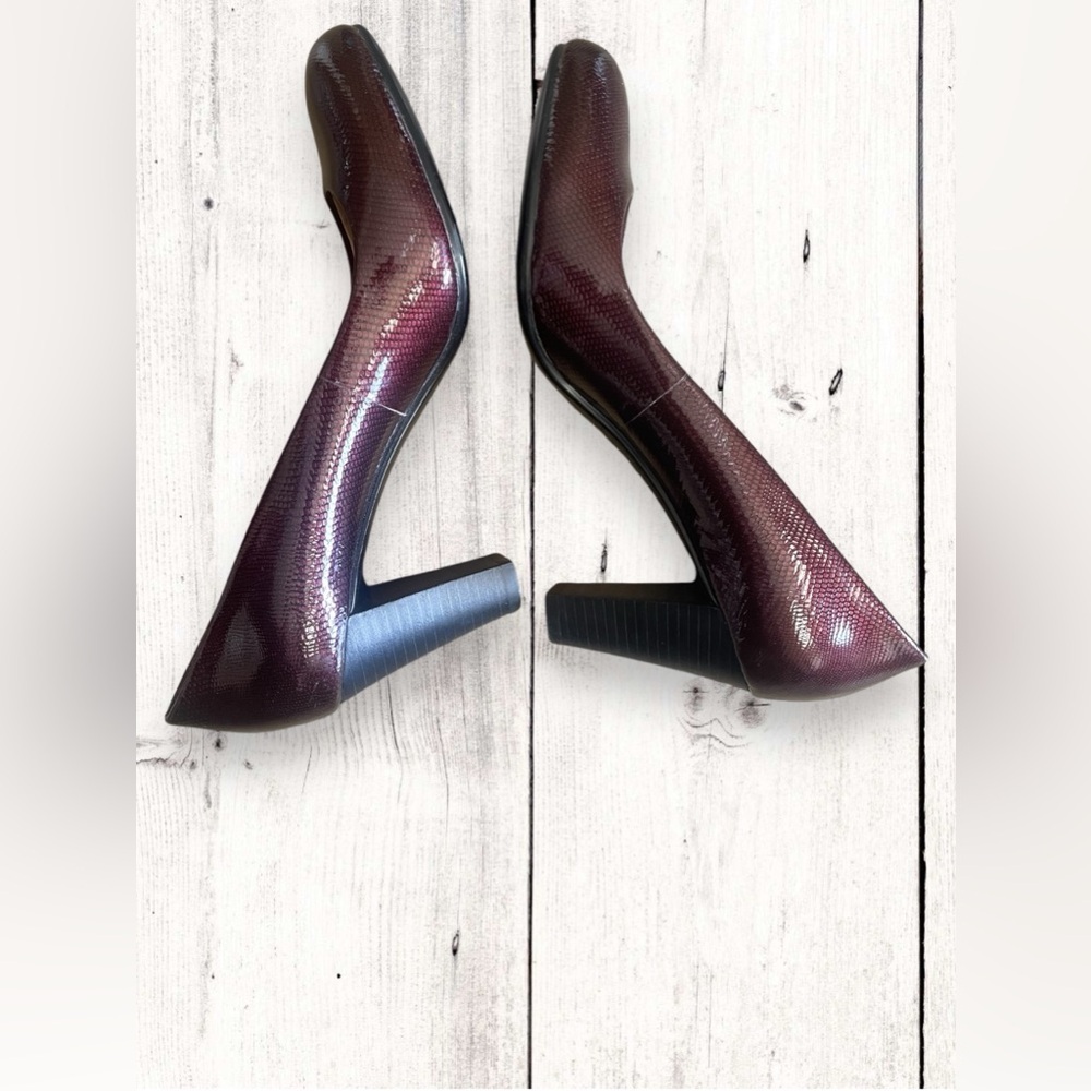 Calvin Klein Renni Snakeskin Burgundy Pump Heels Almond Round Toe Size 7.5 - Picture 3 of 8